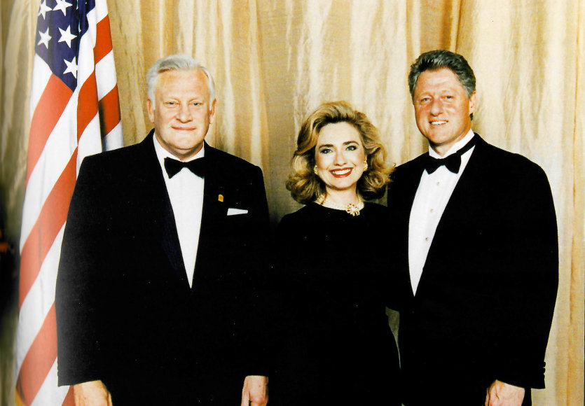 Vladimiro Gulevičiaus nuotr. iš knygos „Algirdas Brazauskas“/Algirdas Brazauskas su Billu Clintonu ir Hillary Clinton vizito JAV metu