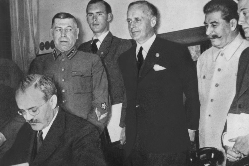 „Scanpix“ nuotr./Molotovo-Ribbentropo pakto pasirašymas Maskvoje