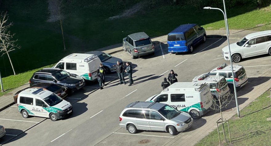 15min.lt skaitytojo nuotr./Sekmadenio vakarą Dragūnų rajono gyventojų dėmesį atkreipė gausios policijos pareigūnų pajėgos. 