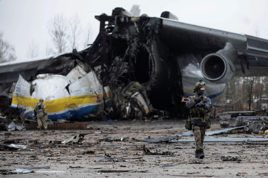 „Reuters“/„Scanpix“ nuotr./Sunaikintas „Mrija“ lėktuvas