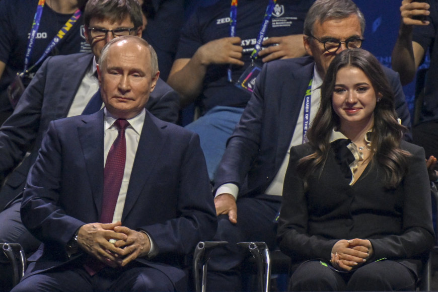 Vida Press nuotr./Vladimiras Putinas savo prezidentinėje kampanijoje naudojo ir nepilnametę čiuožėją Kamilą Valijevą.