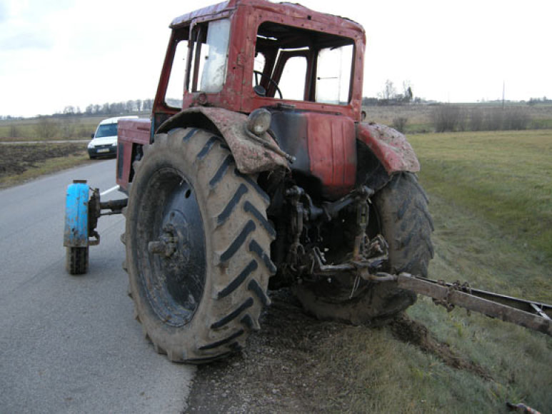 Vaizdo rezultatas pagal užklausą „Vaizdas iš traktoriaus vidaus“