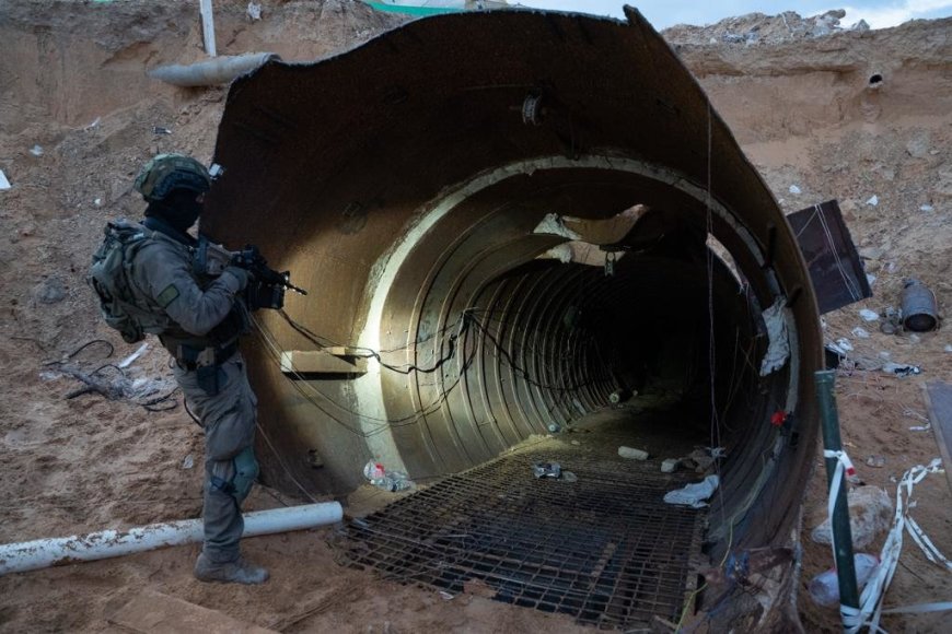 ZUMAPRESS / Scanpix nuotr./Izraelio kariai apžiūri požeminį "Hamas" tunelį Gazos Ruože