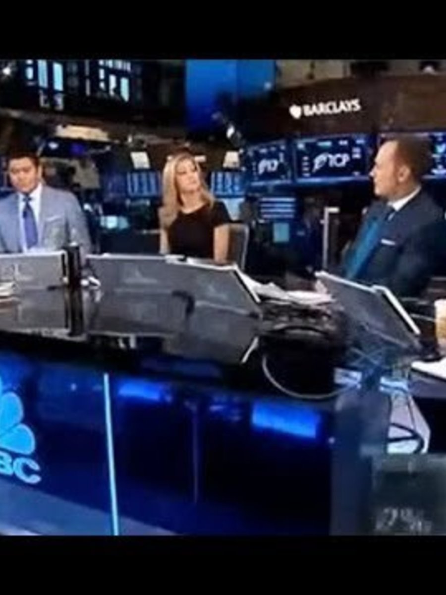 WATCH: Apple CEO Tim Cook Outed As Gay Accidentally By CNBC Host Live On TV  (VIDEO) | Žmonės.lt