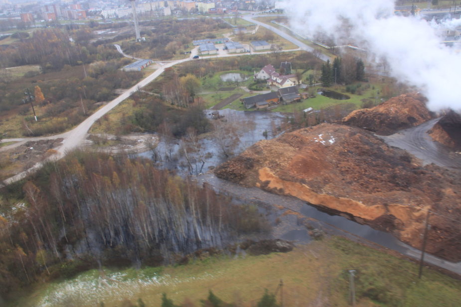 Aplinkos apsaugos departamento nuotr./Po gaisro Radviliškyje, paveiktos teritorijos apžiūrėtos iš sraigtasparnio