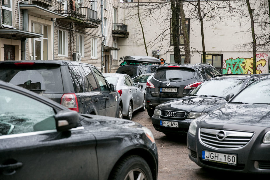 Juliaus Kalinsko / 15min nuotr./Automobilių parkavimas senamiestyje taps dar sudėtingesnis