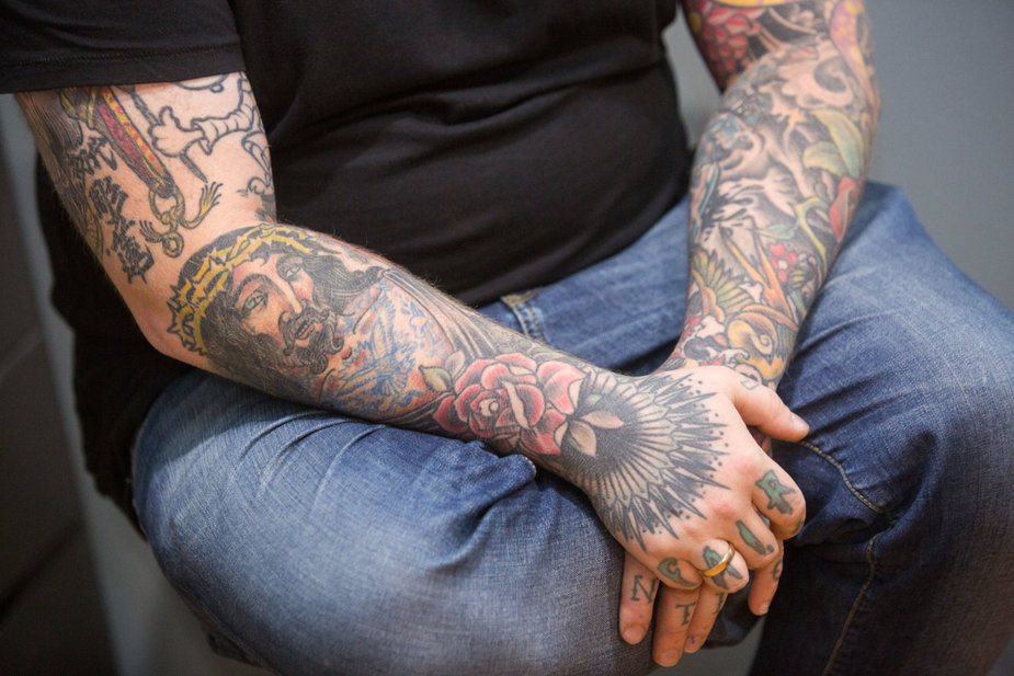 Juliaus Kalinsko / 15min nuotr./Tatuiruočių meistras Ernestas Narkevičius savo studijoje „Super 7 tattoo“ 2017 m. Spalio 03 d. 
