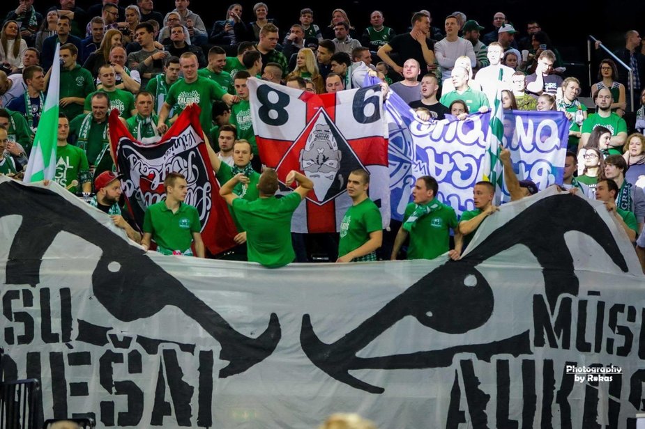 „Green White Boys“ fanų klubo nuotr./Žaliai baltų fanų trofėjai – iš varžovų sirgalių atimtos vėliavos