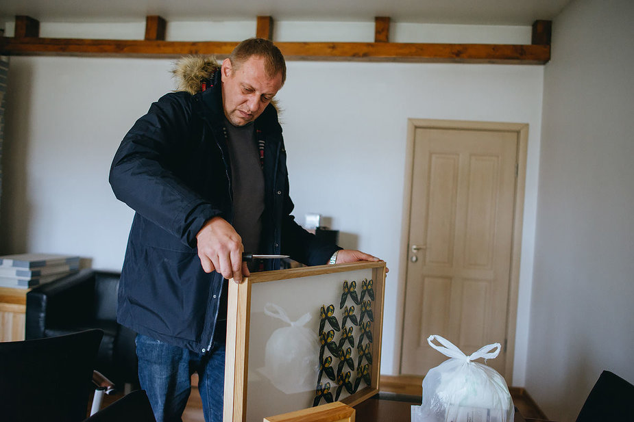 T.Preikšos nuotr. /Kolekcininkas pats pasigamina specialias dėžutes drugiams laikyti