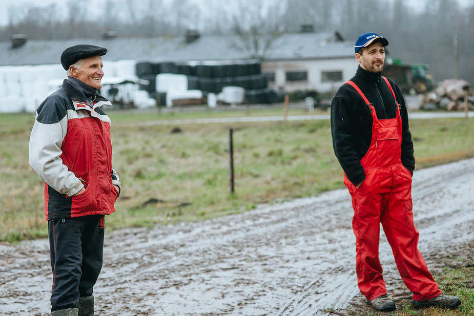 T. Preikšos nuotr./Visur savi režisieriai: ūkyje vadovauja didelę patirtį turinti tėvukas Feliksas Maršalka