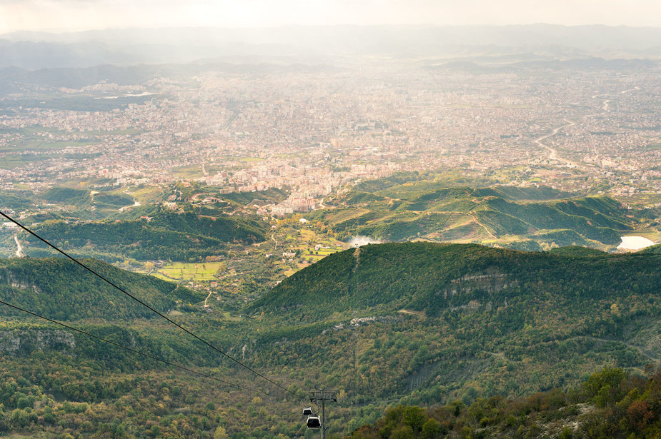 123RF.com nuotr./Vaizdas į Tiraną nuo Dajti kalno. Albanijos sostinė juosiama žalių kalvų