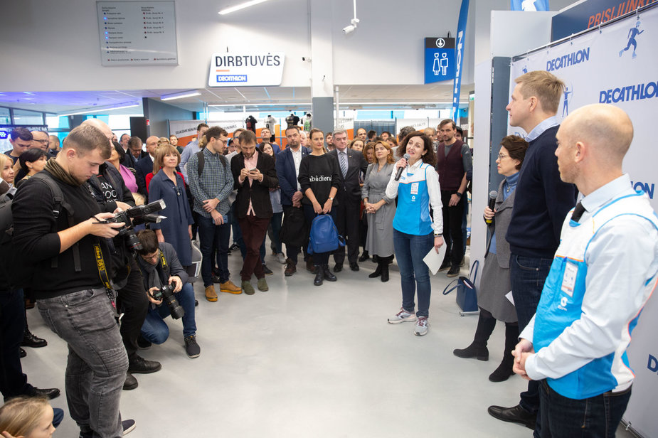 Josvydo Elinsko / 15min nuotr./Benita Guillaume (centre) parduotuvės atidarymo dieną