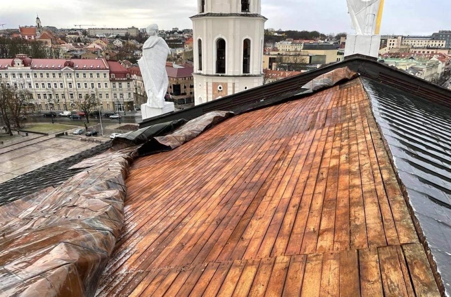 Vilniaus Arkikatedros stogą apgadino vėjas