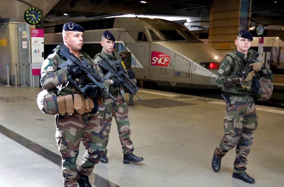 Prancūzijos kariai stotyje Paryžiuje