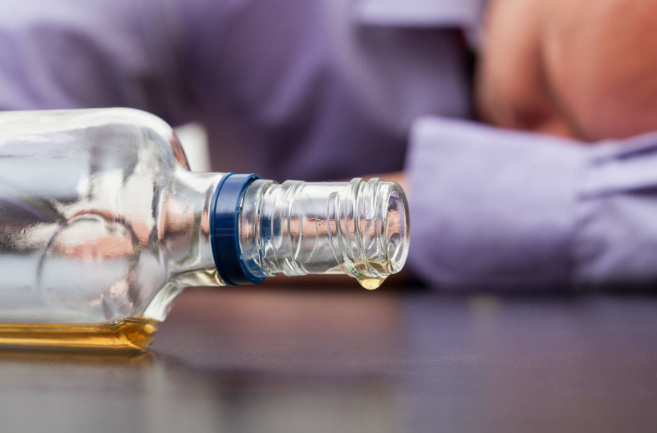 Alkoholis daro žalą ne tik jį geriančiojo sveikatai, bet ir artimiesiems, darbdaviams, valstybei