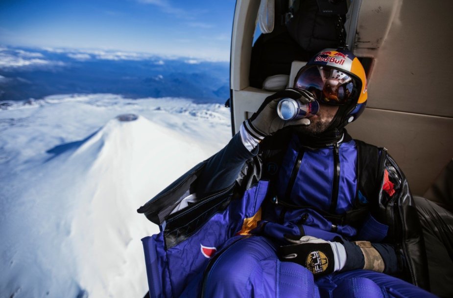 Sebastiánas Álvarezas tapo pirmuoju žmogumi pasaulyje, įskridusiu į veikiančio ugnikalnio kraterį