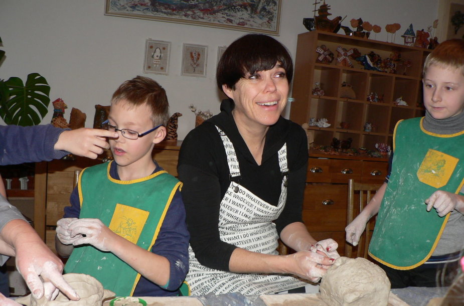 Nomeda Marčėnaitė kuria skulptūras su vaikais