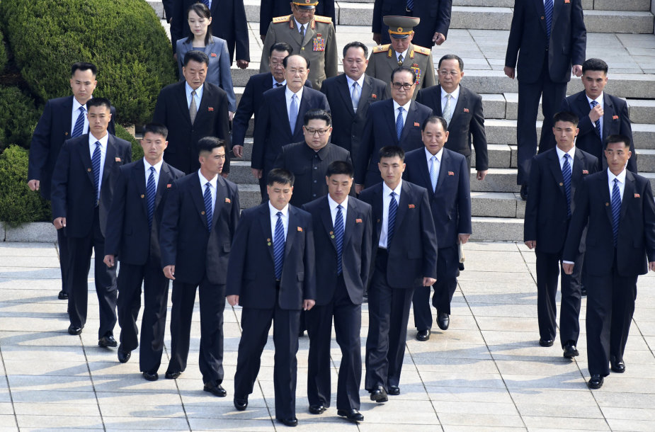 Kim Jong Unas asmens sargybinių apsuptyje