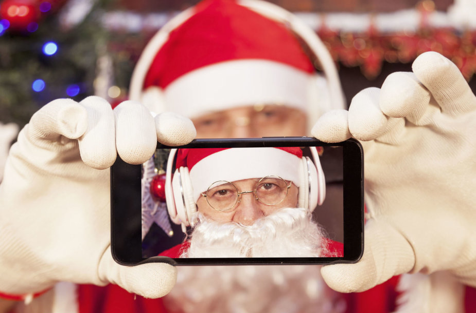 Kalėdų Senelis su išmaniuoju telefonu