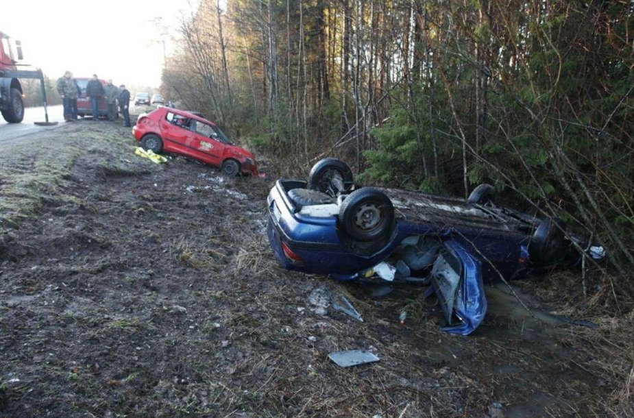 Į Vėžaitynės mišką Klaipėdos rajone nuo kelio nuriedėjo keturi automobiliai.