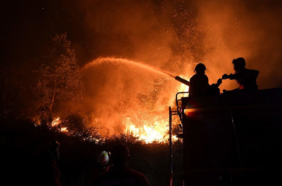 Portugalijos ugniagesiai kovoja su gaisru.