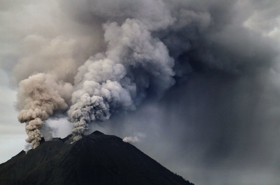 Indonezijoje išsiveržė Sinabungo ugnikalnis 2014 m. sausio 04 d. 