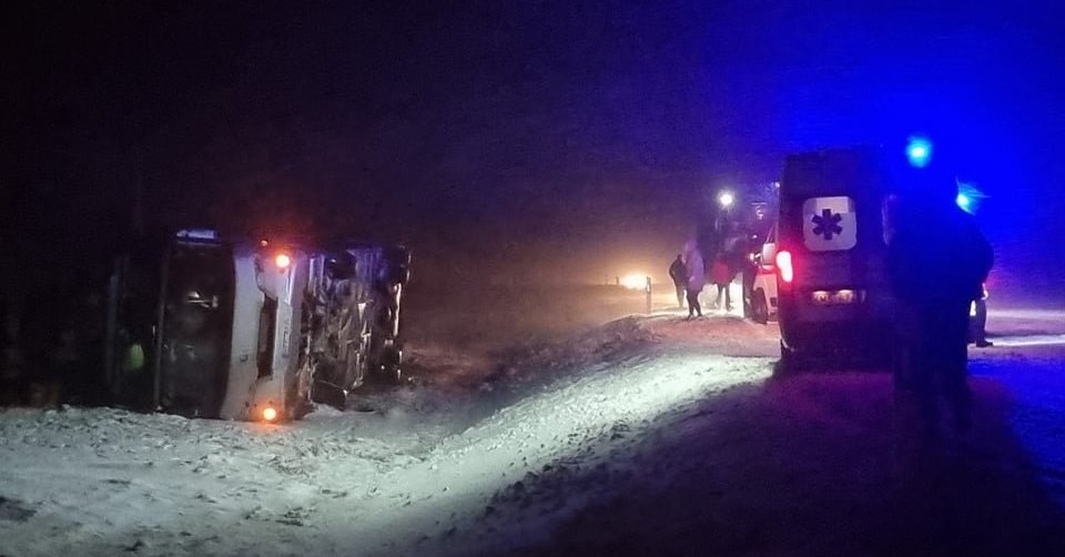 Litewski autobus z Włoch przewrócił się w rejonie łoździejskim: ludzie ranni