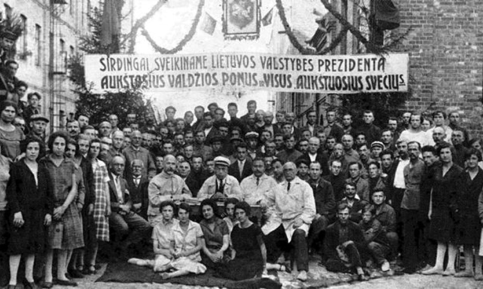Frenkelio odų fabriko darbininkai Šiauliuose 1930 m. prieš valstybės prezidento vizitą