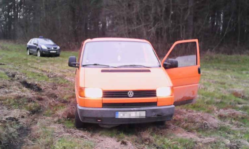Purve įklimpęs „Volkswagen Transporter“ su kontrabanda