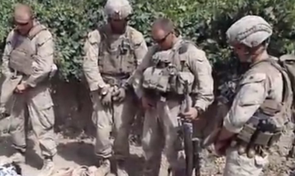 Amerikiečių jūrų pėstininkai šlapinasi ant Talibano kovotojų lavonų
