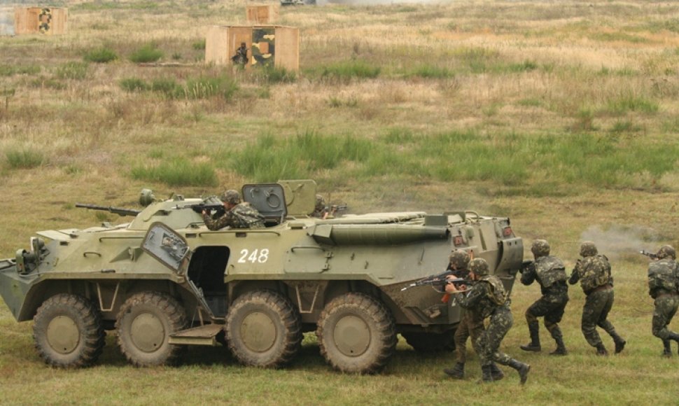 Atvyko greito reagavimo pajėgos su šarvuočiais BTR-80