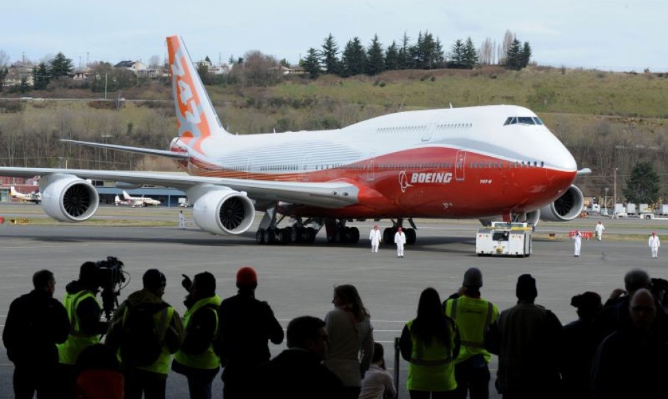 Ilgiausias keleivinis lėktuvas „Boeing 747-8 Intercontinental“  atliko pirmąjį skrydį.