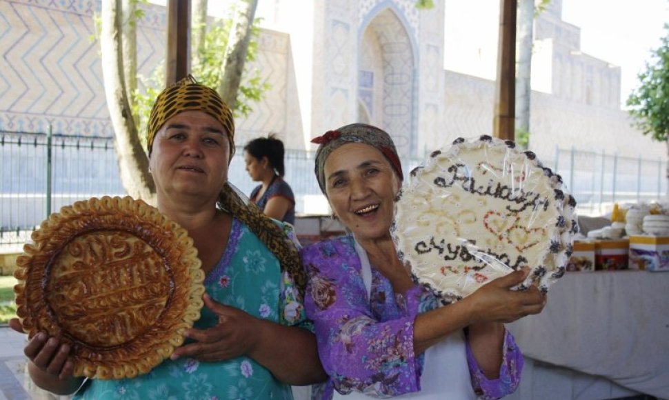 Uzbekai labai didžiuojasi savo duona ir kartais užtrunka valandų valandas ją dekoruodami