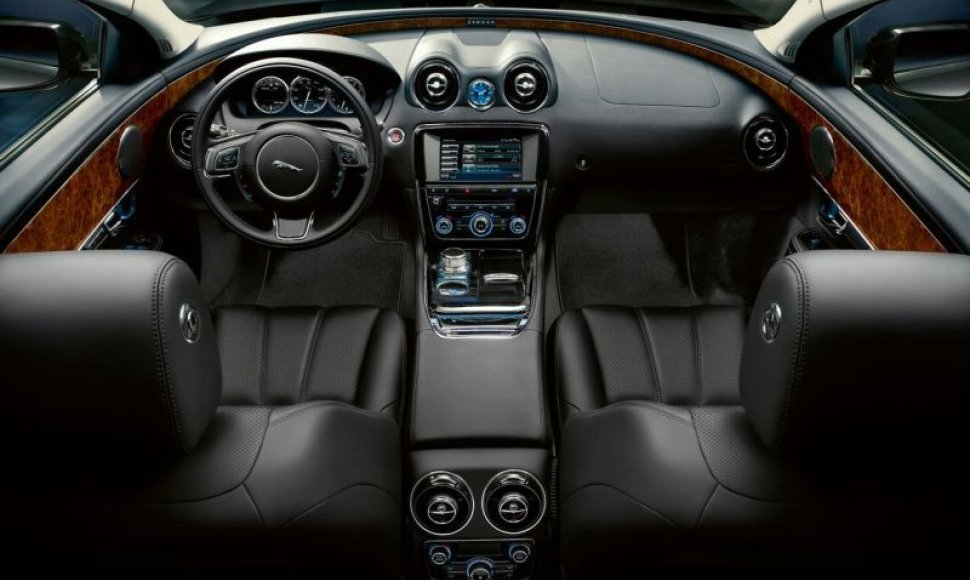 Naujasis „Jaguar XJ“ – stilingas aristokratas