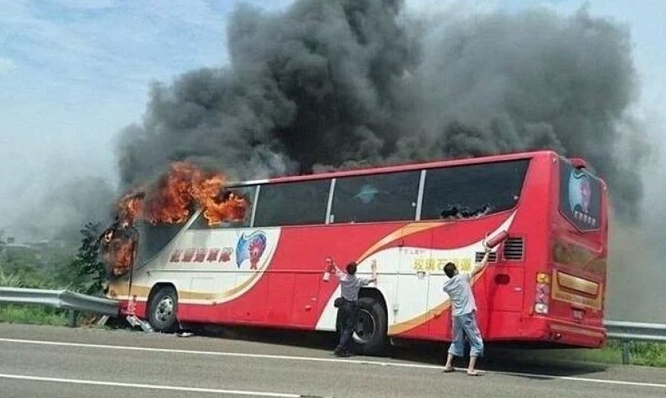 Degantis autobusas Taivane