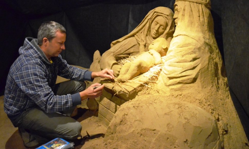 Palangoje menininkas Andrius Petkus sukūrė prakartėlę iš smėlio.