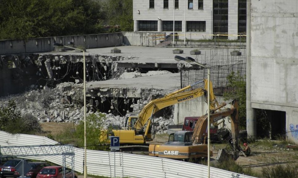 Statybininkai jau pradėjo griauti nereikalingus statinius bei ardyti senas komunikacijas. Šie darbai bus baigti per 5 mėnesius.