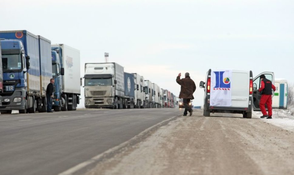 Nemažėjant vilkikų eilėms Latvijos-Rusijos pasienyje vežėjų asociacija „Linava“.