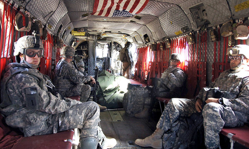 JAV kariai skrenda sraigtasparniu „CH-47 Chinook“