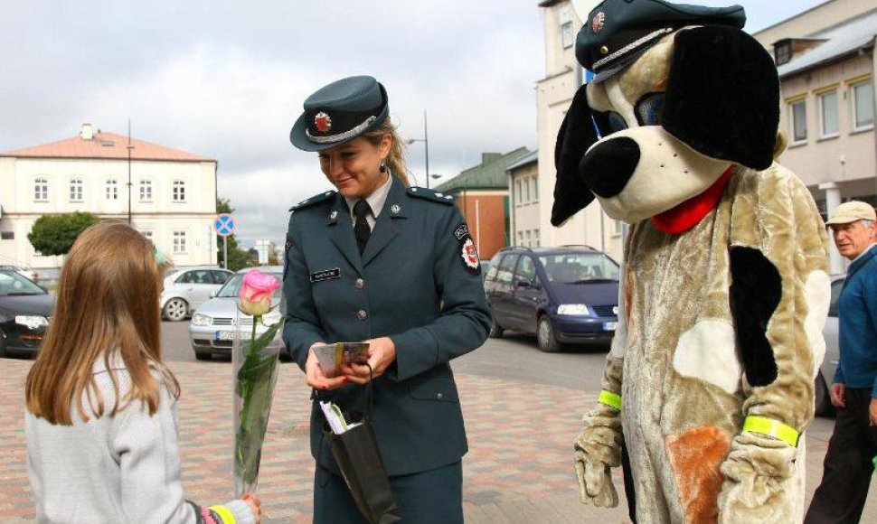 Asociatyvinė iliustracija: pareigūnė, moksleivė, policijos šuo Amsis