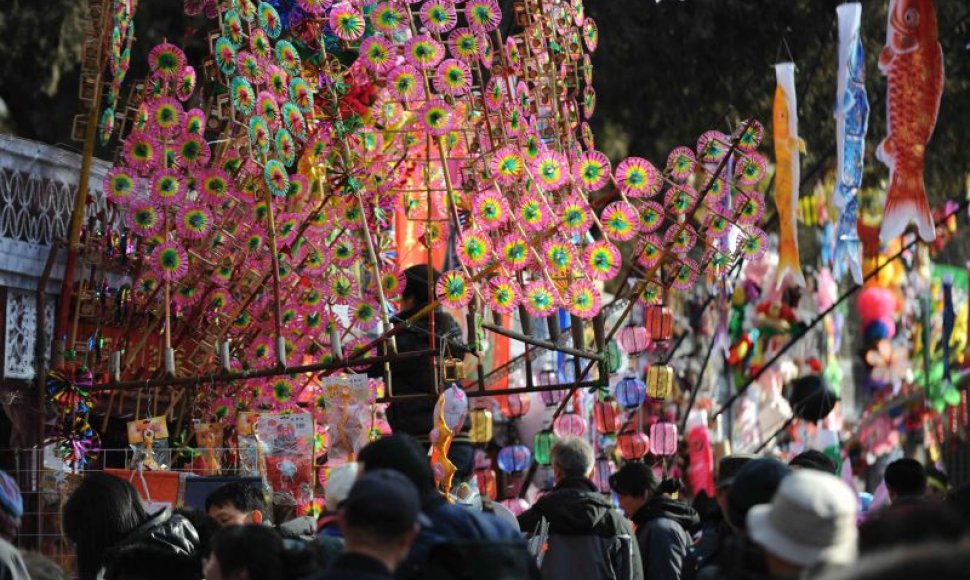 Kinų Naujųjų metų sutikimo akimirkos: maldos deginant smilkalus, karnavalai ir fejerverkai.