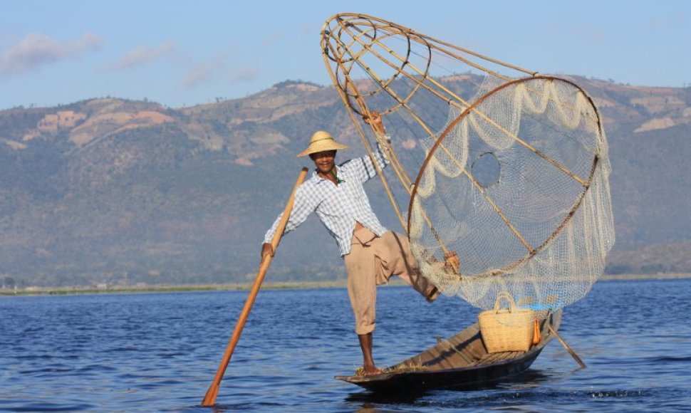 Senąjį žvejybos metodą tebenaudojantis Inle ežero žvejys