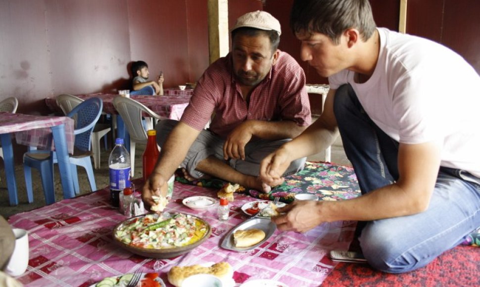 Tradicinis tadžikiškas patiekalas Kurutov  valgomas su rankomis