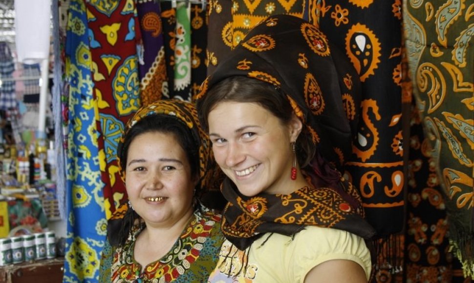 Jašmak – tradicinis turkmėnų moterų galvos apdangalas
