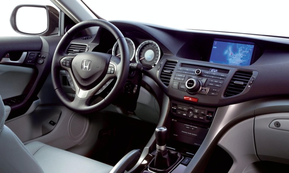 Pirmosios naujojo „Honda Accord“ nuotraukos