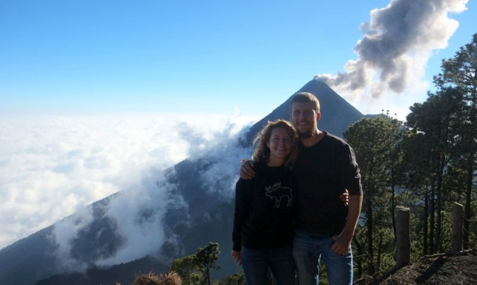 Gediminas ir Ernesta. Už jų nugarų – vienas aukščiausių Gvatemalos ugnikalnių Acatenangas