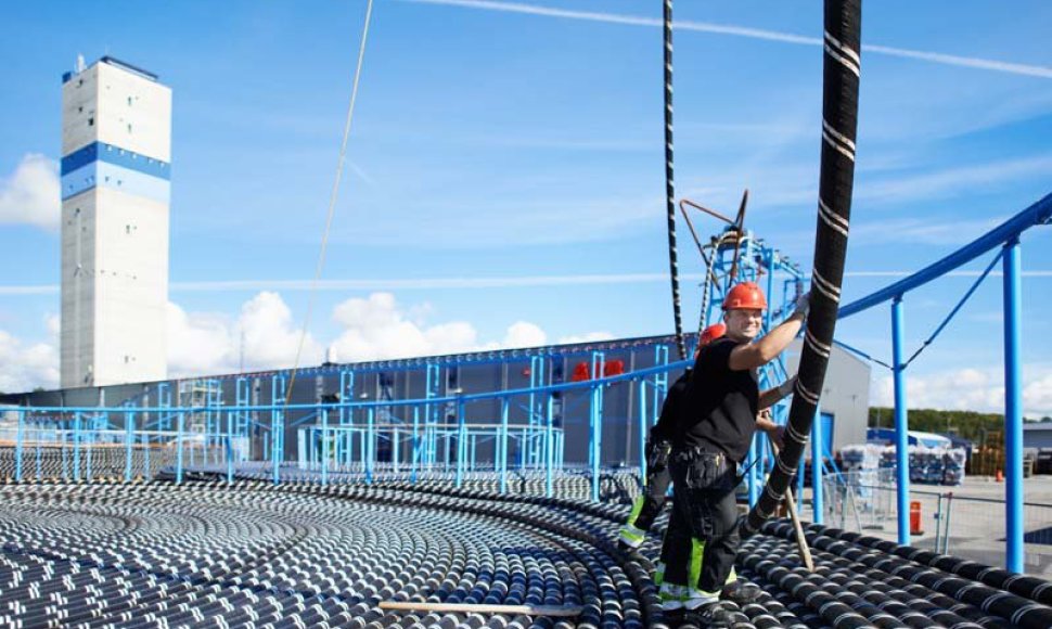 Į laivą „Topaz Installer“ Karlskronoje, Švedijoje, šiuo metu kraunamas „Nord Balt“ kabelis