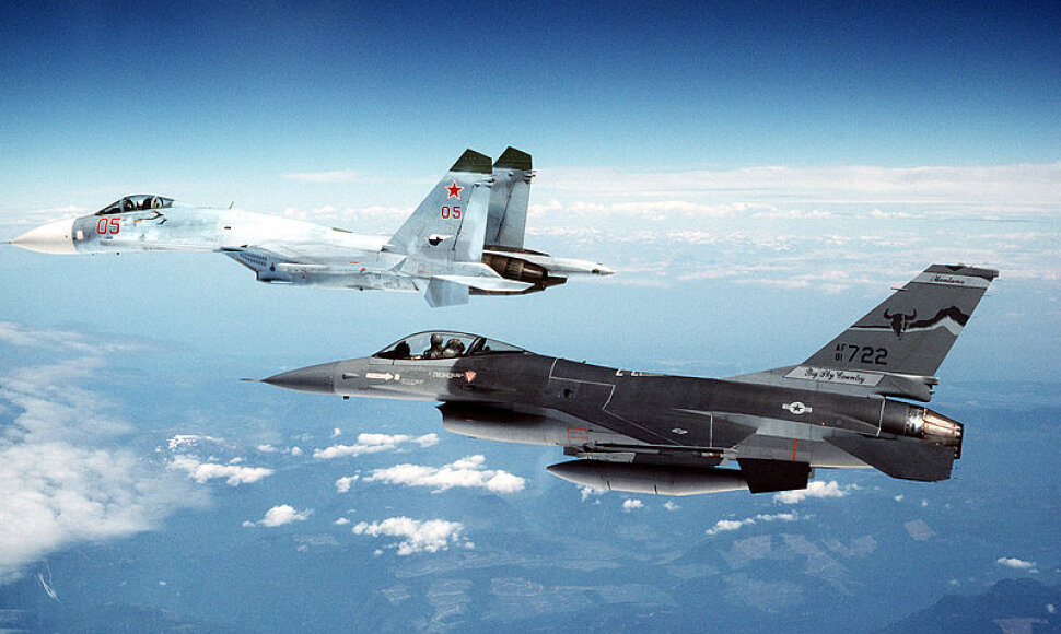Naikintuvas Su-27 (tolumoje) lydimas naikintuvo F-16