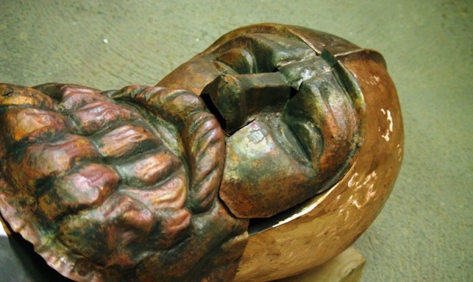 Kario skulptūra – pakeliui į Vytauto Didžiojo kariliono bokštą