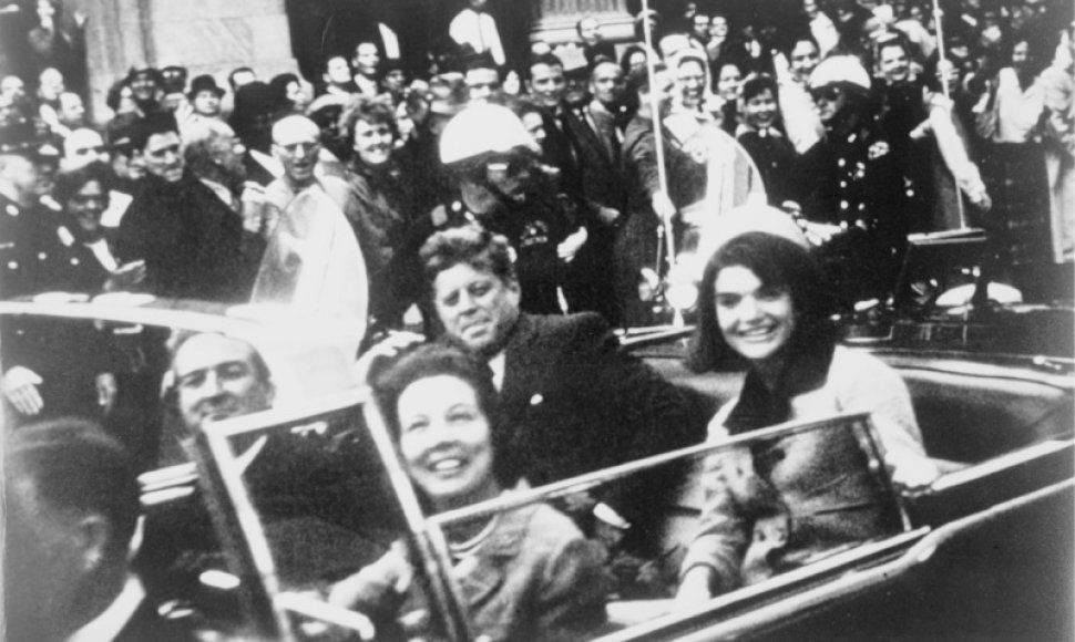 Jacqueline Kennedy su vyru Johnu F. Kennedy likus kelioms minutėms iki mirtino šūvio